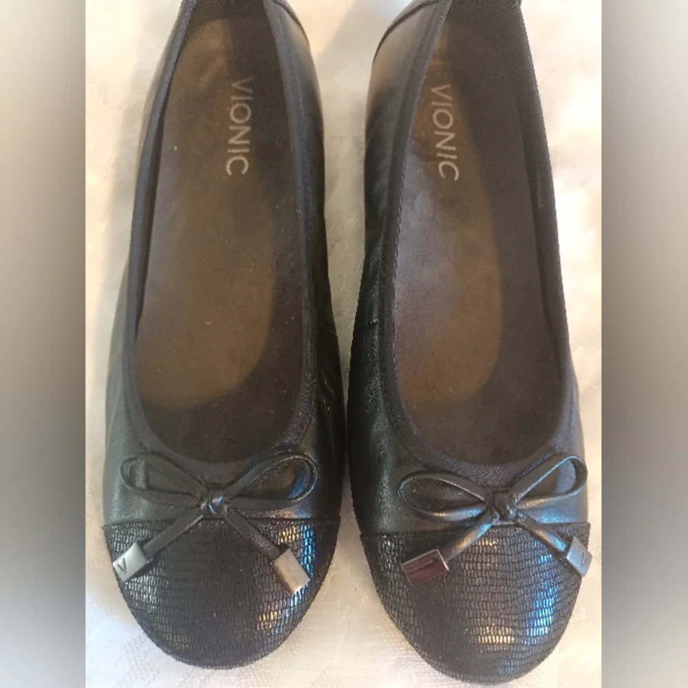 Vionic Minna black leather ballet slipper flat shoes size 6